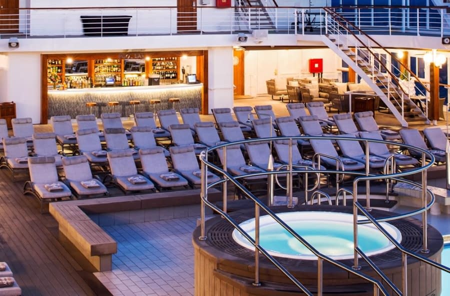 Pool Bar y jacuzzi